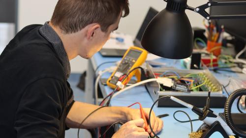 Stéphane Bernard working at Cailabs at one of our laboratories