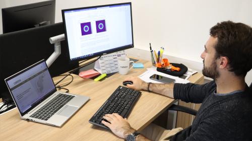 Julien Bayol working at cailabs on his computer