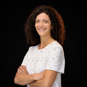 Angélique Hernot Portrait Threequarter Blackbackground